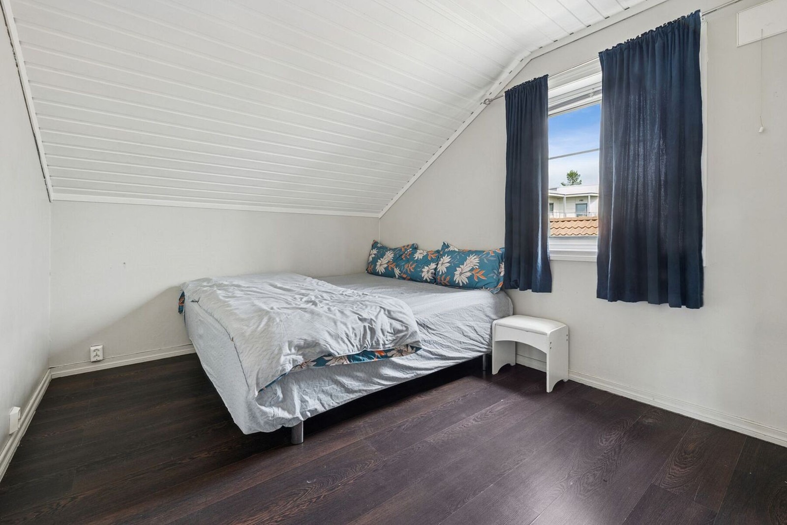 Soverom med plass til dobbeltseng og tilhørende møblement. Galleribilde