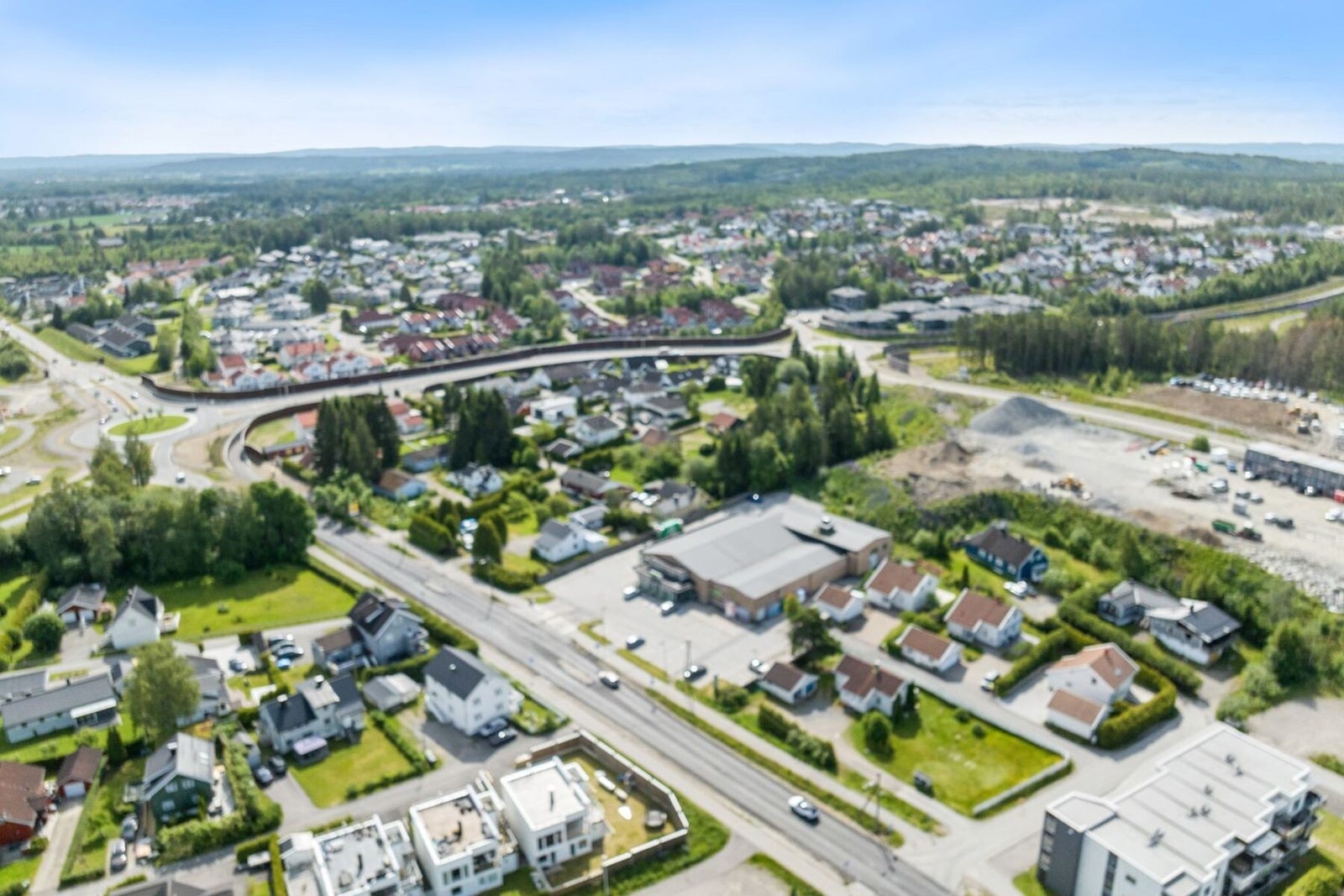 Tilgang til tur- og friluftsområder i nærheten (Skogmo/Jessheim marka), som gir gode rekreasjonsmuligheter. Galleribilde