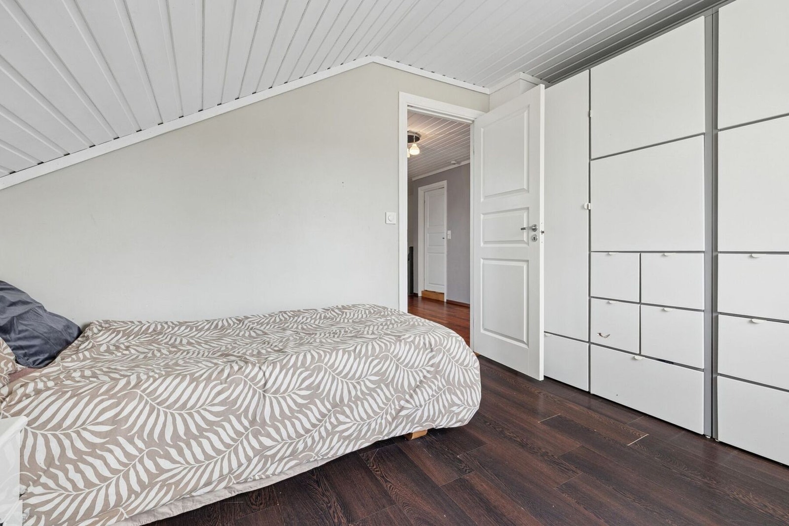 Boligen har tre gode soverom i 2. etasje. Galleribilde