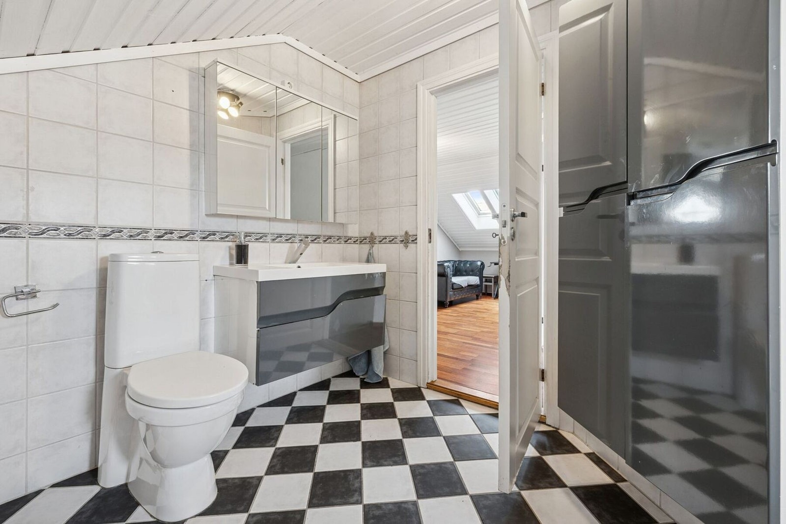 Badet i 2. etasje er helfliset, med gulvvarme for ekstra komfort. Galleribilde