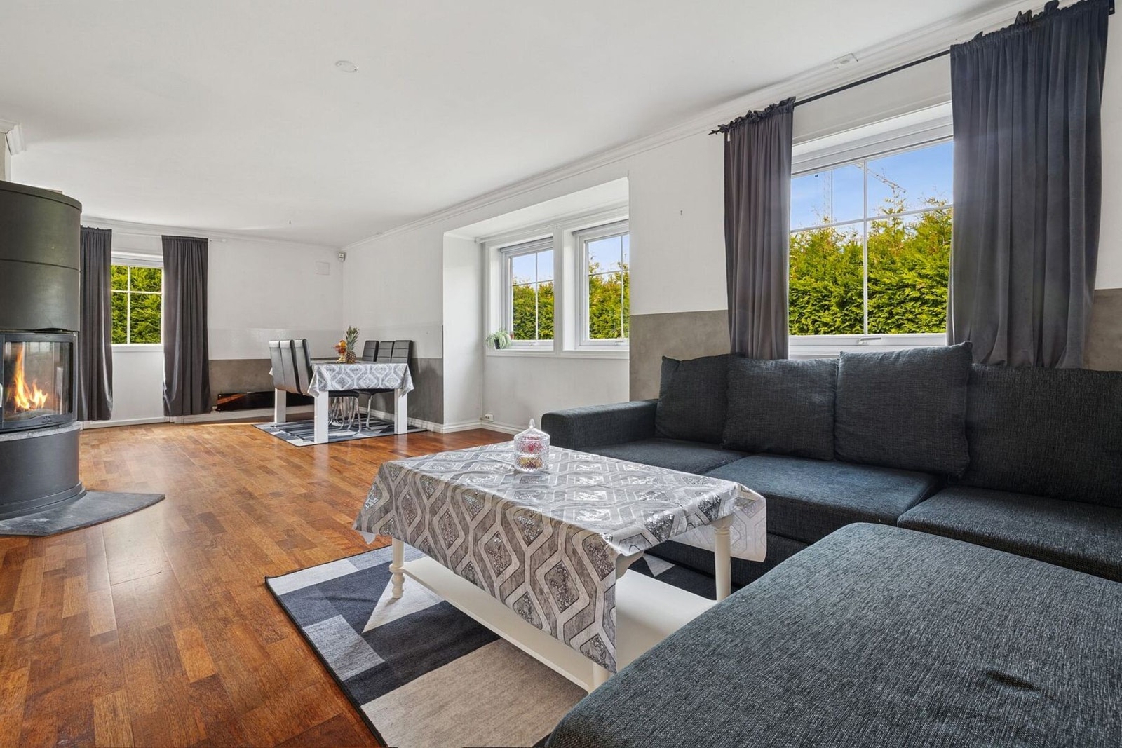 Fra stuen følger utgang til en flott syd/vest-vendt terrasse med plass til sittemøbler og grill. Galleribilde