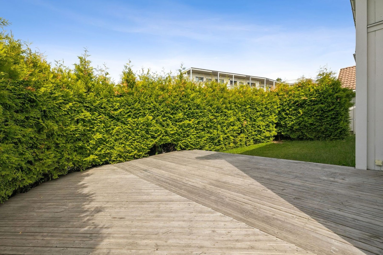 Eiendommen har flotte uteområder med en syd/vest-vendt terrasse på 42 kvm, og en solrik, skjermet hage. Galleribilde