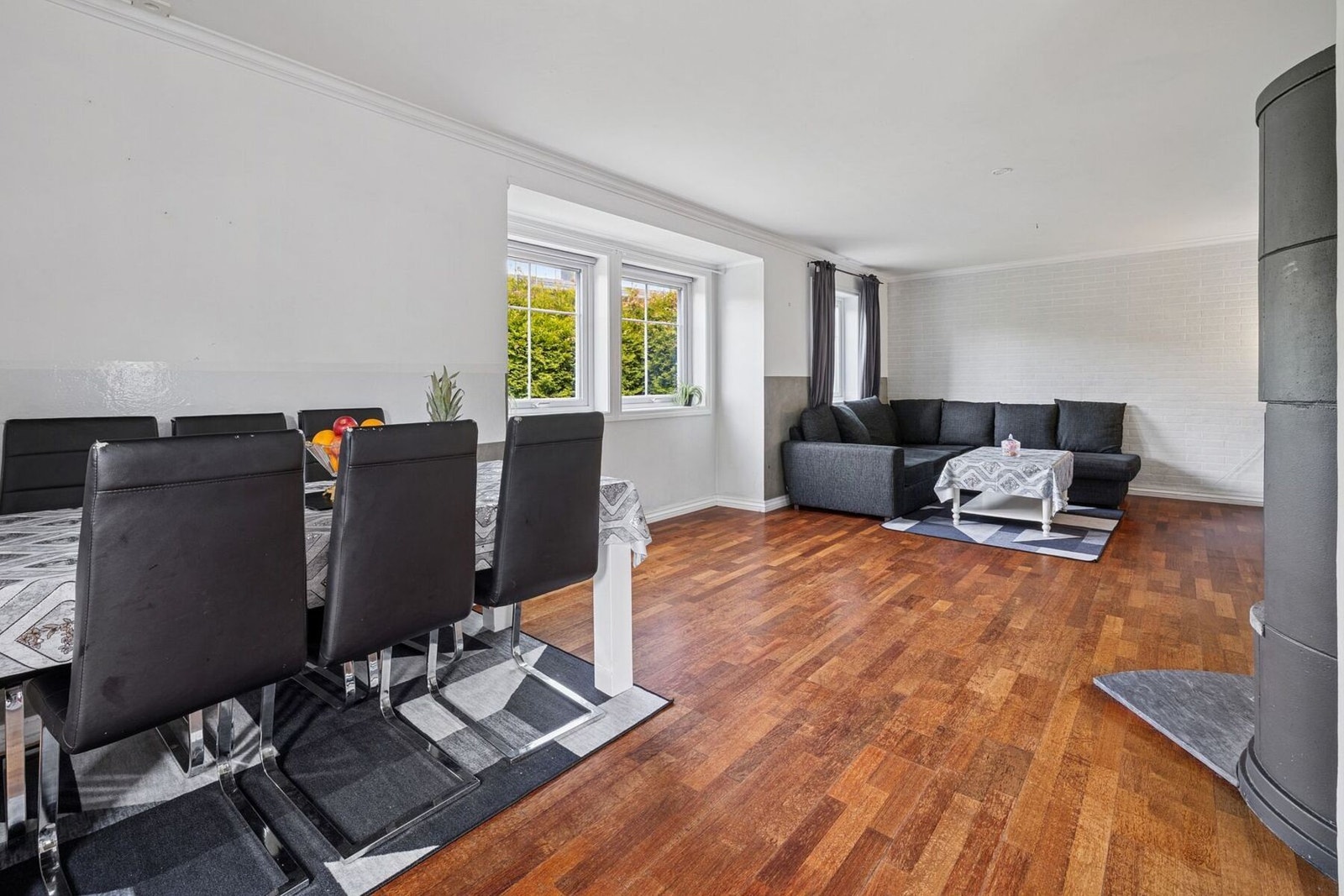 Her har du god plass til spisegruppe for 8-10 personer. Ypperlig for sammenkomster med familie og venner. Galleribilde