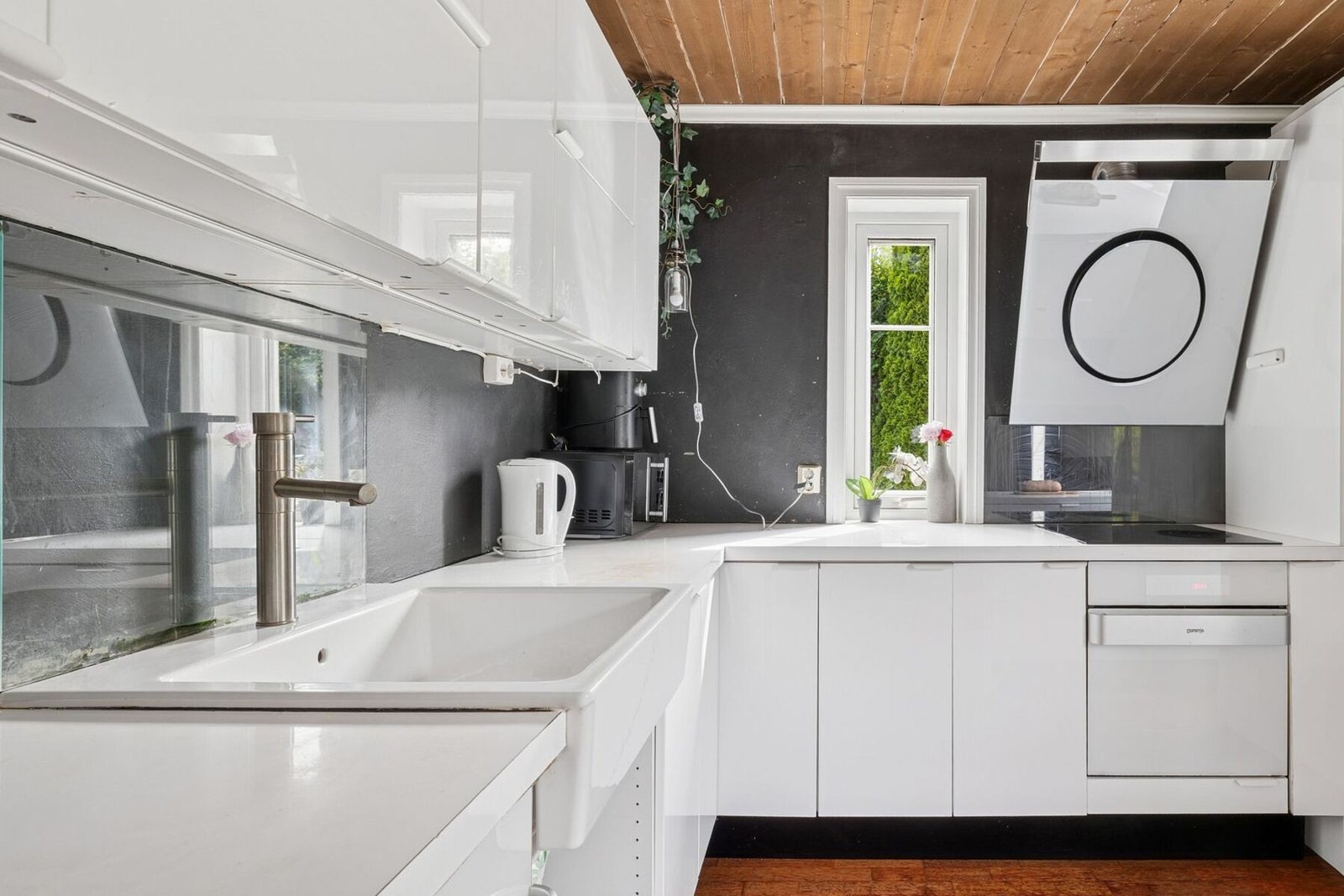 Dette er et stort kjøkken med mye plass, både i form av skap og skuffer samt arbeidsplass. Kjøkkenøy med innfelt barløsning. Galleribilde