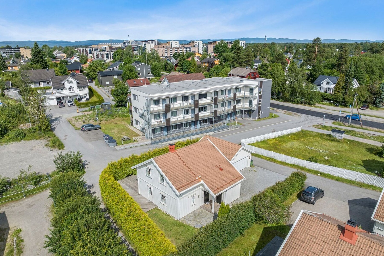 Fra boligen har du gangavstand til alle bymessige fasiliteter, inkludert barnehager, skoler og dagligvarebutikker. Galleribilde