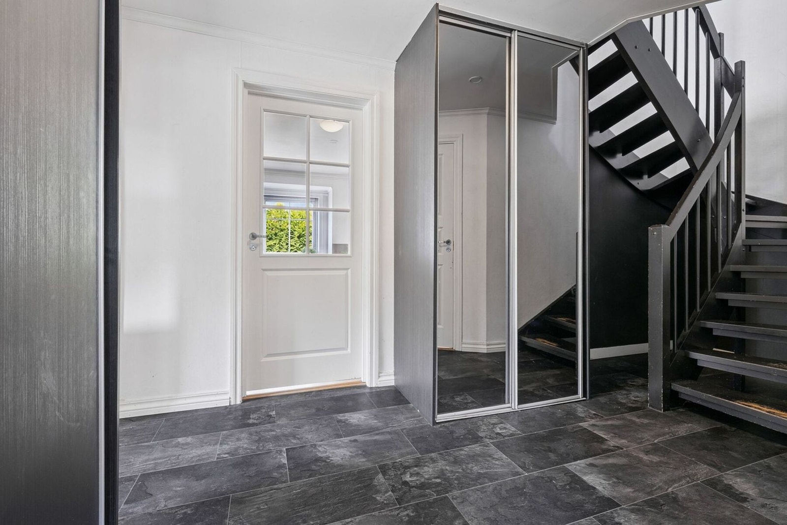 Boligen ønsker velkommen med en lysmalt og hyggelig entré. Galleribilde