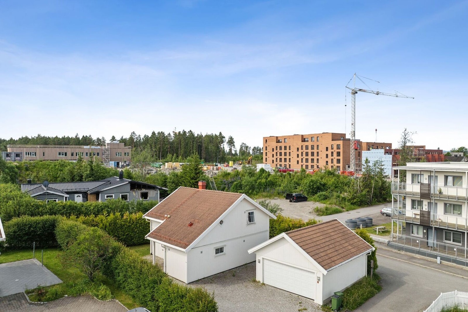 Det er dobbelgarasje på tomten. Galleribilde