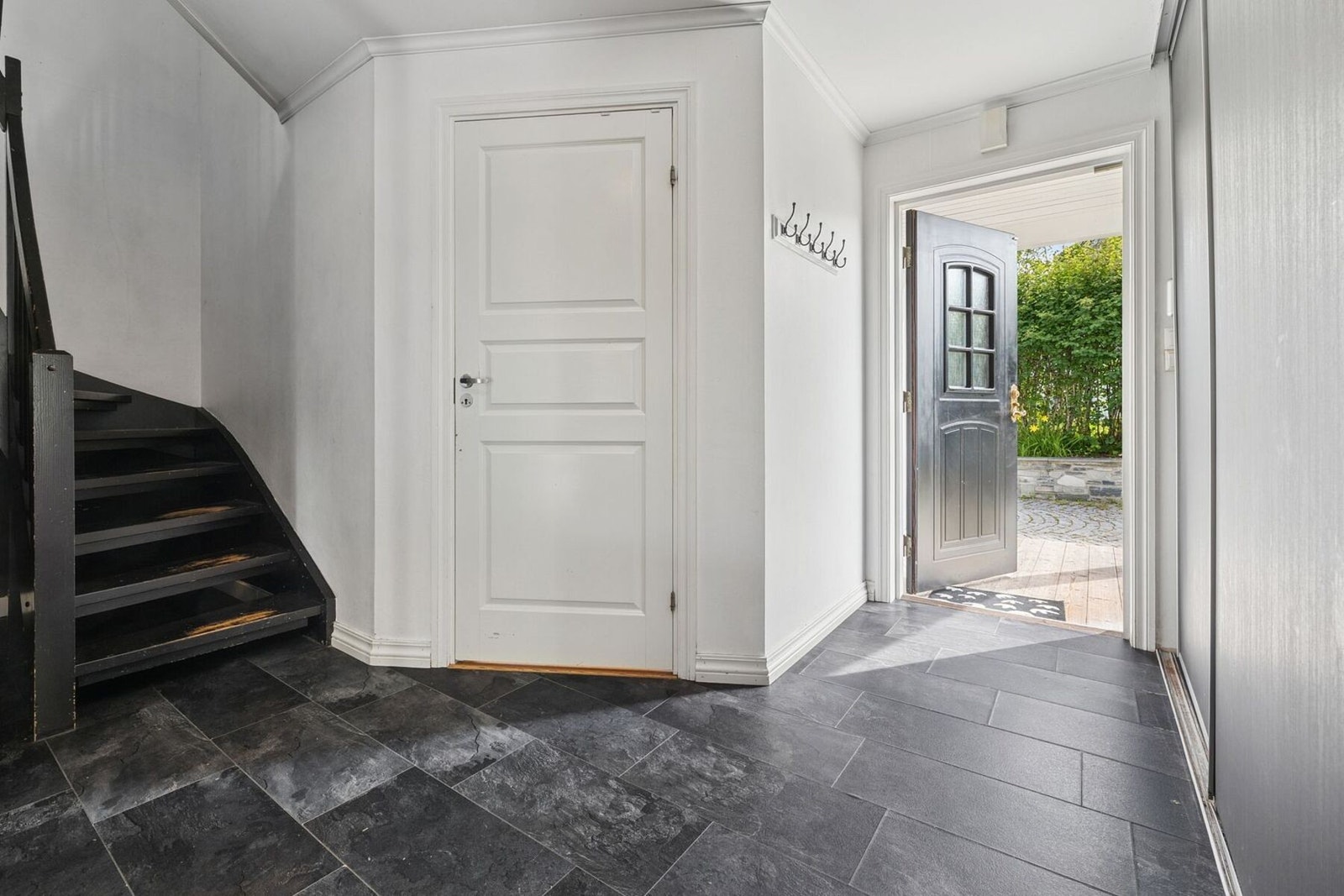 Entréen har romslige skyvedørsgarderober med speilfronter for oppbevaring av sko og yttertøy. Galleribilde