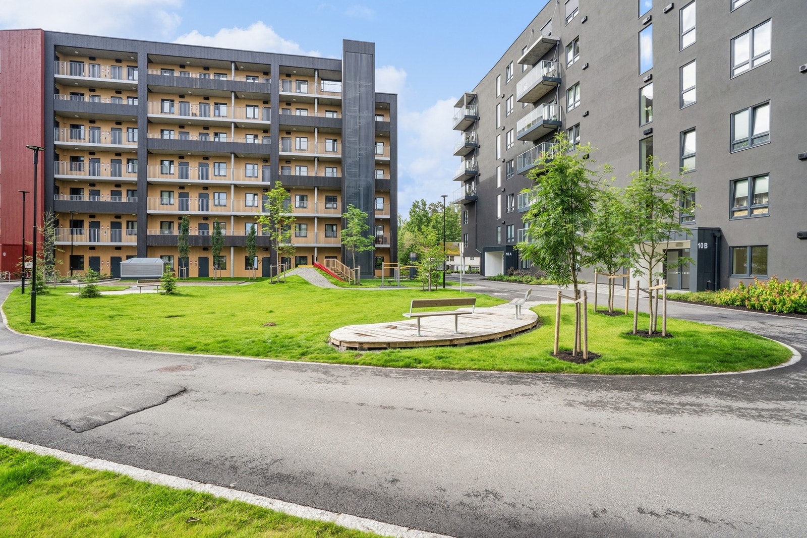 Fra eiendommen har du gangavstand til alle fasiliteter inkludert kjøpesenter, dagligvare, skoler og barnehager. Galleribilde