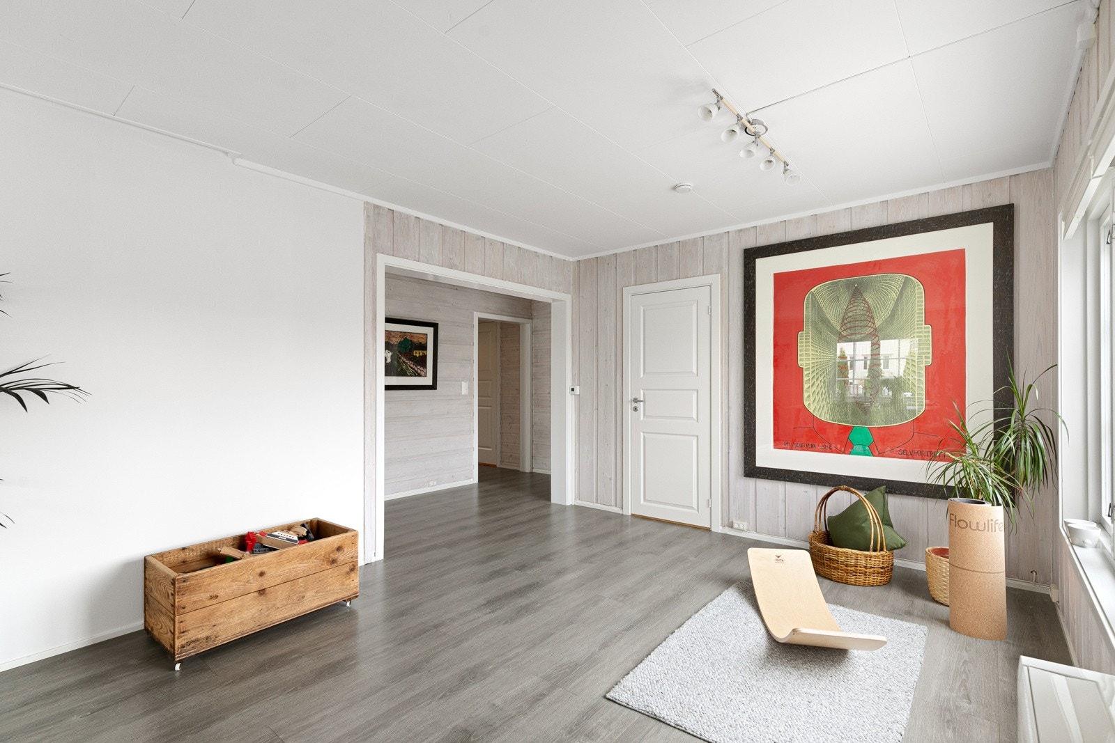 Videre tas du til en stor og romslig stue med delvis åpen løsning til kjøkkenet. Galleribilde