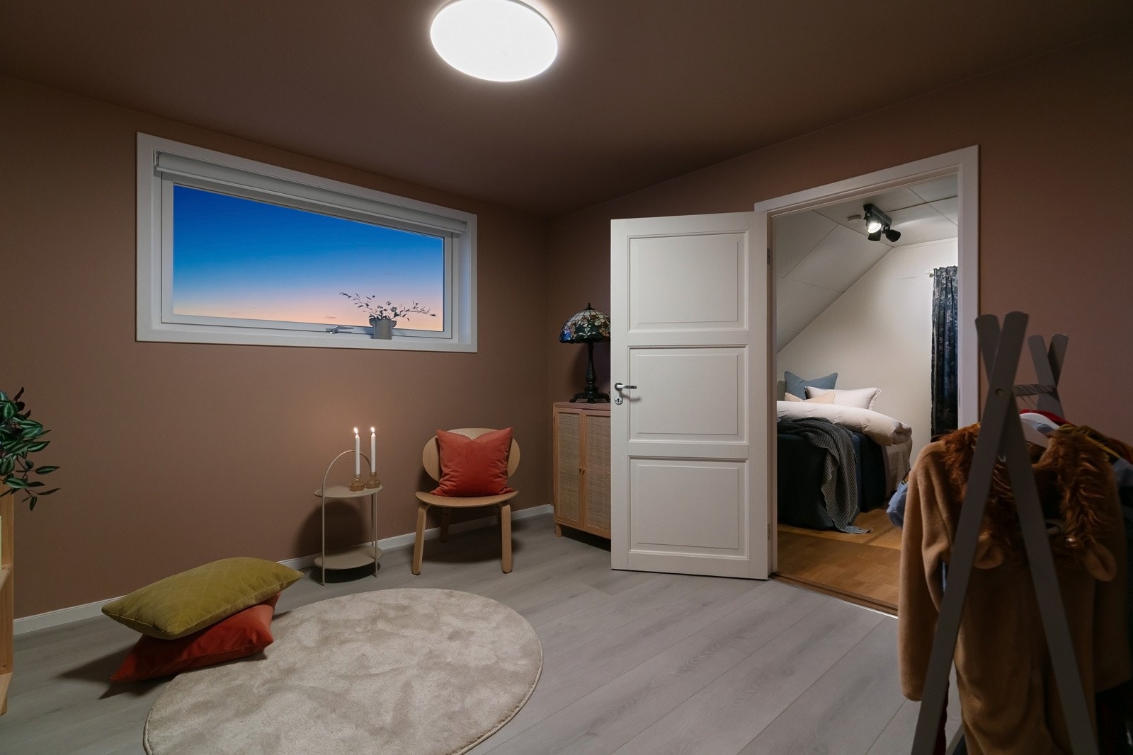 En stue nr 2 i 2. etasje gir praktisk plass for storfamilien Galleribilde