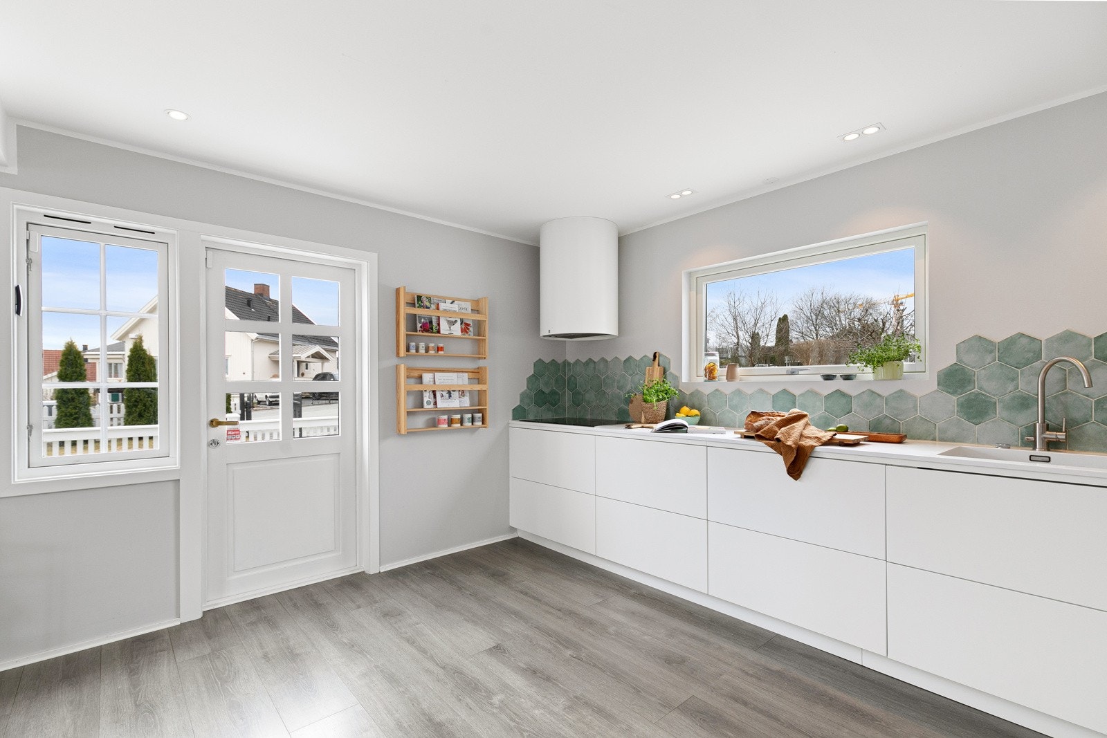 Eneboligen har et delikat kjøkken med innredning fra 2020. Kjøkkenet ligger i delvis åpen løsning til stuen og har godt med lagringsplass i skapene. Galleribilde