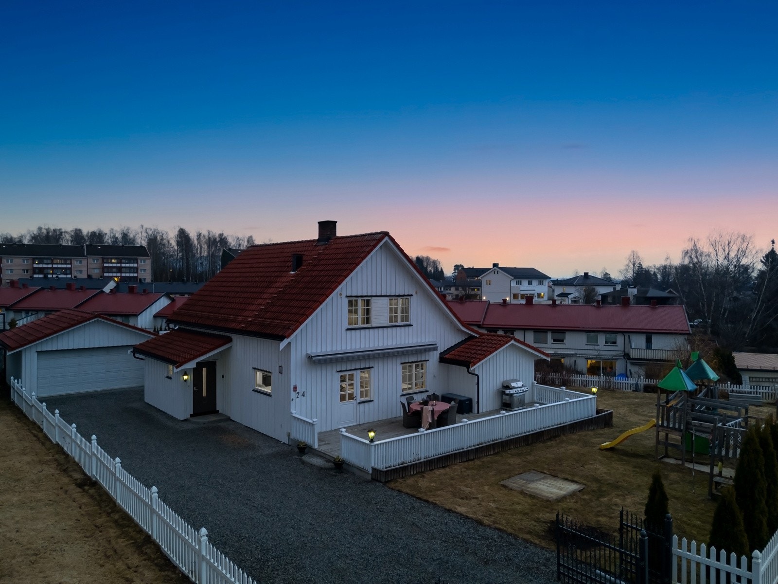 Denne flotte familieboligen byr på romslige løsninger, gode solforhold og en pent opparbeidet hage. Galleribilde