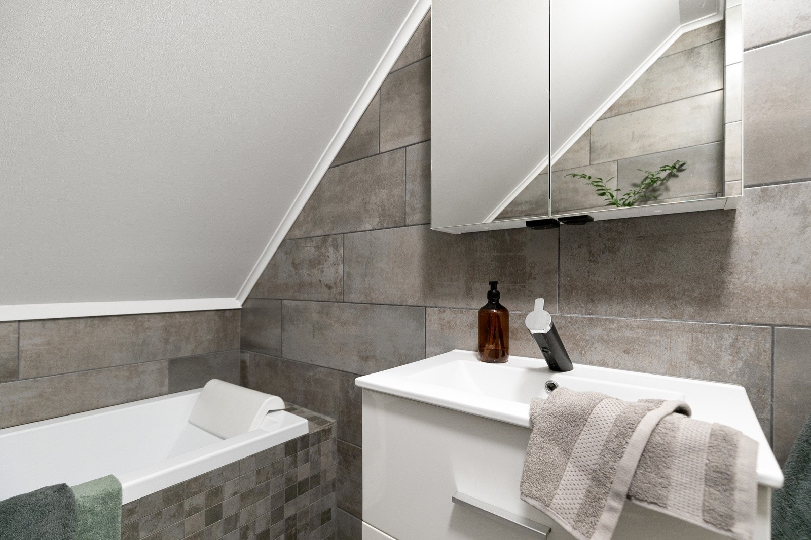 Badet i 2. etasje ble renovert i 2016 og har flislagt gulv og vegger og har vegghengt toalett, vegghengt servant m/underskap og badekar. Galleribilde