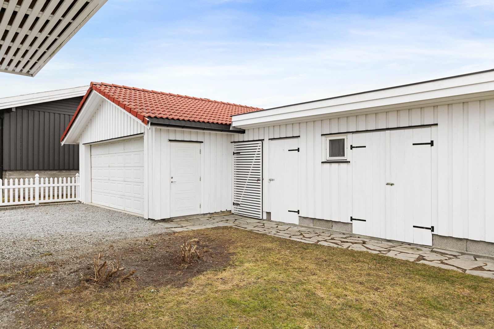 Dobbelgarasje m/ 3 boder gir god med lagringsplass Galleribilde