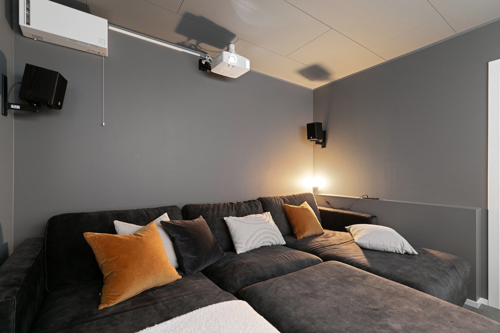 Ved stuen er et tidligere soverom laget om til et kinorom for hyggelige filmkvelder. Galleribilde