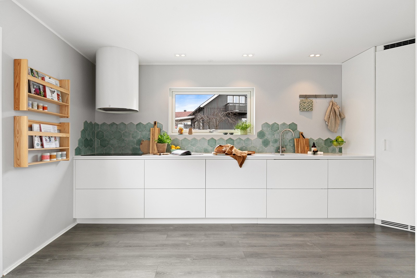 Det er lyse slettefronter og integrerte hvitevarer som kjølehjørne, induksjonstopp, oppvaskmaskin, fryseskap og stekeovn. Det er termostatstyrt gulvvarme med elektrisk folie og egen sone for kjøkkenet. Galleribilde