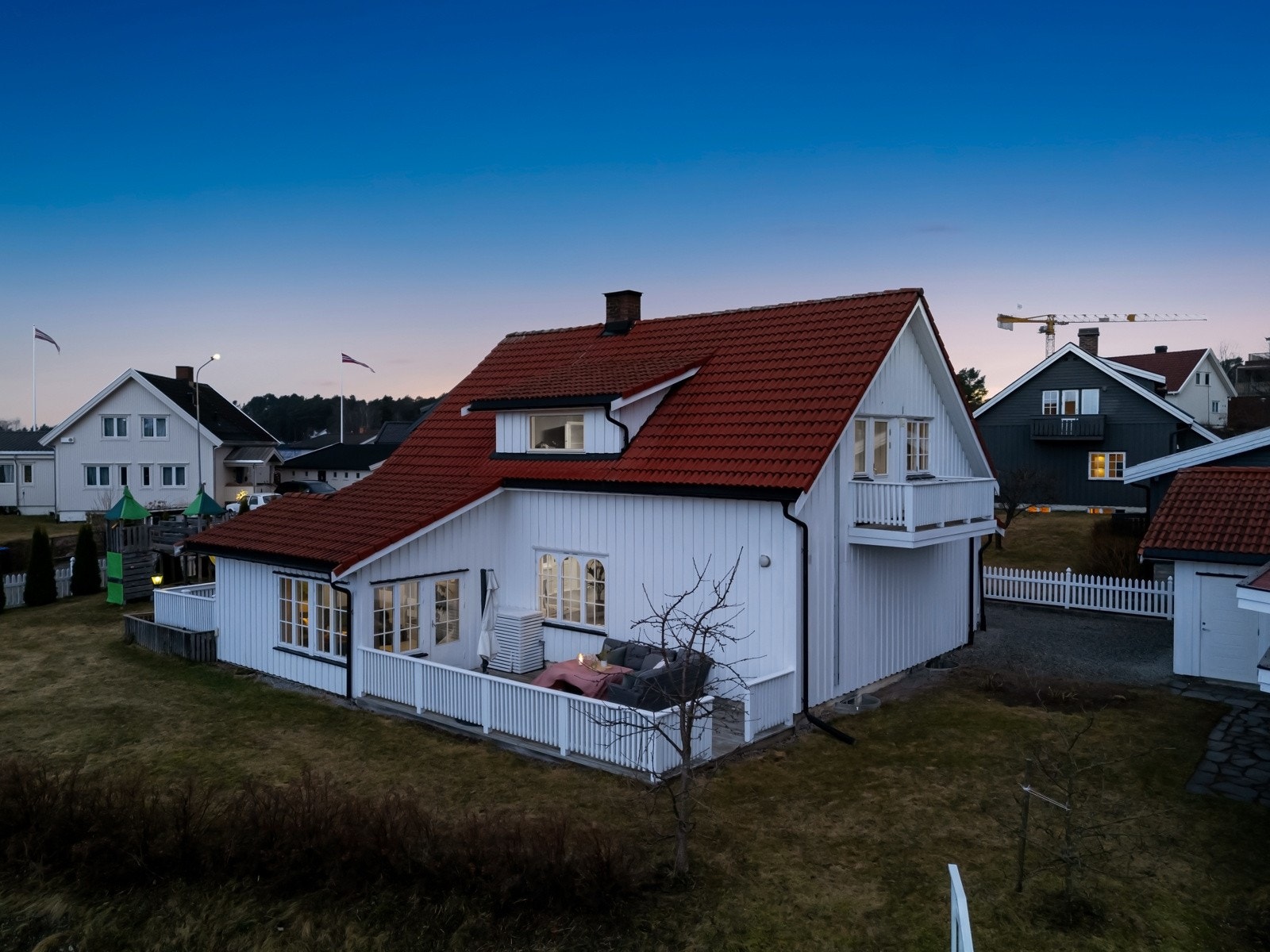 Eneboligen ligger sentralt til i et veletablert boligområde på Børstad, et ettertraktet sted med nærhet til det meste. Galleribilde