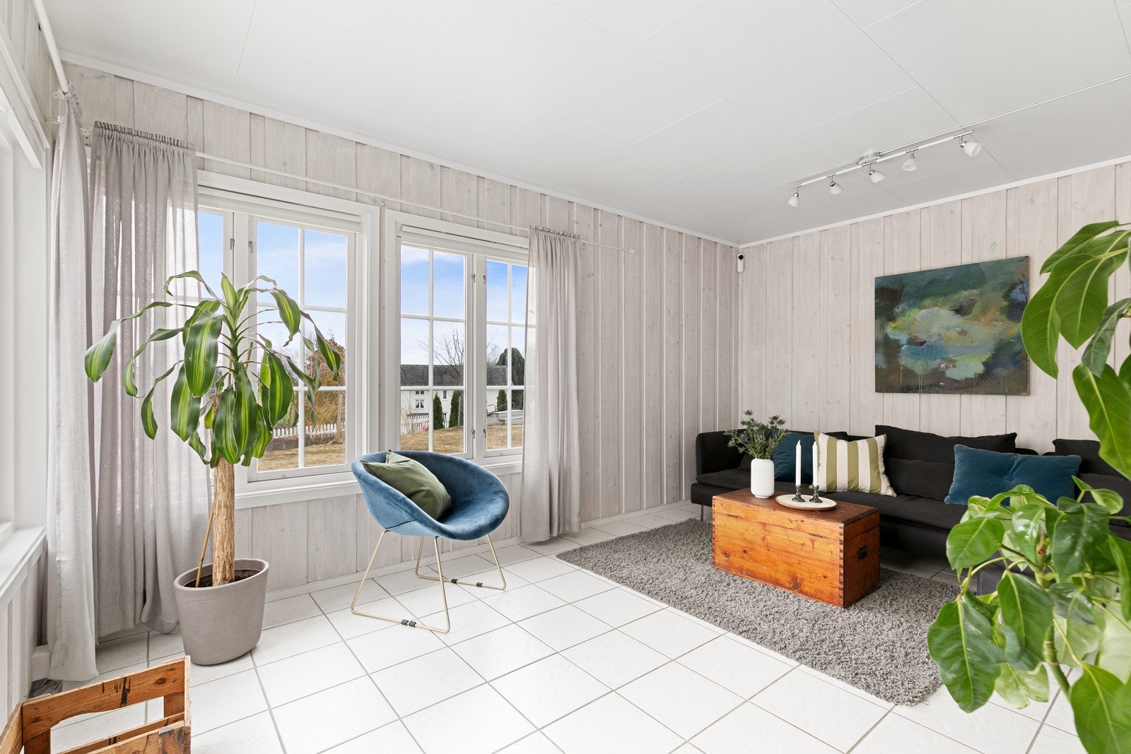 Tilbygget del av stuen har plass til sofagruppe og har godt med vinduer som gir rikelig med dagslys. Gulvet er flislagt og har termostatstyrte varmekabler. Galleribilde