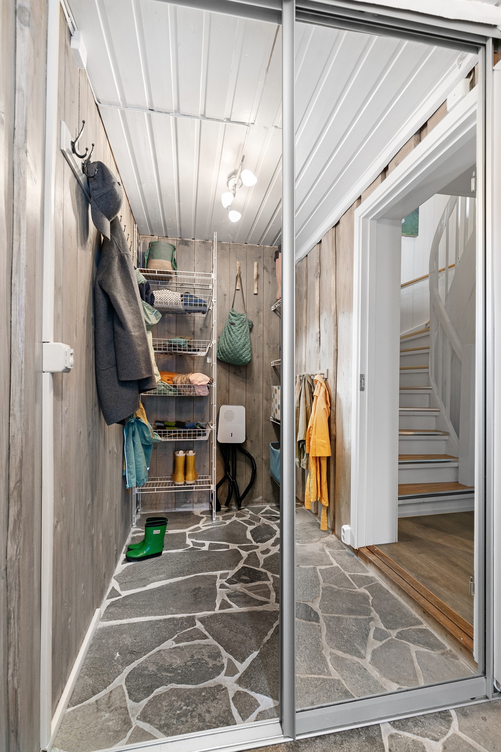 Det er godt med lagringsplass i gangen i stort garderoberom. Galleribilde