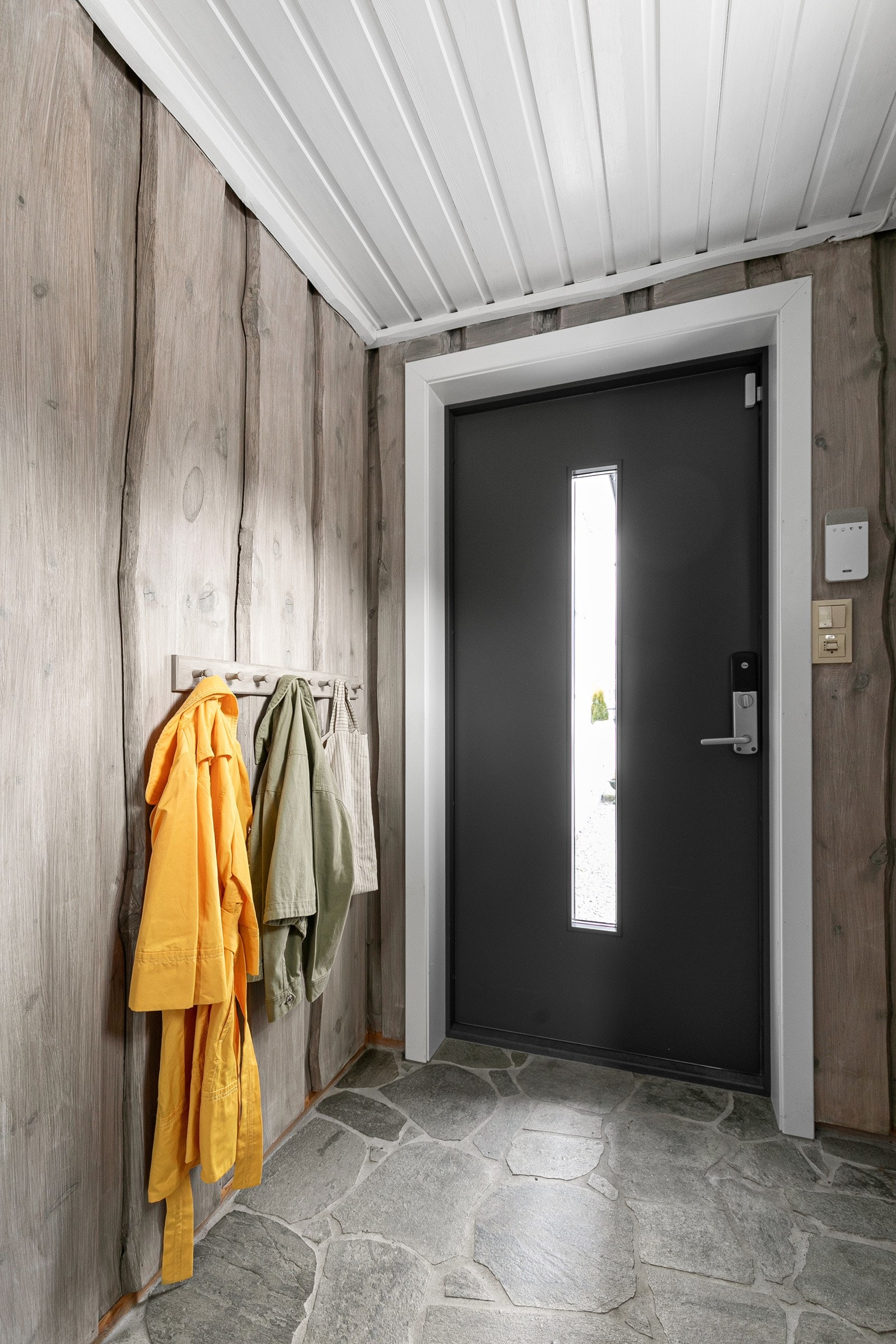 Du ønskes velkommen i et pent vindfang med hellelagt gulv med behagelig gulvvarme Galleribilde