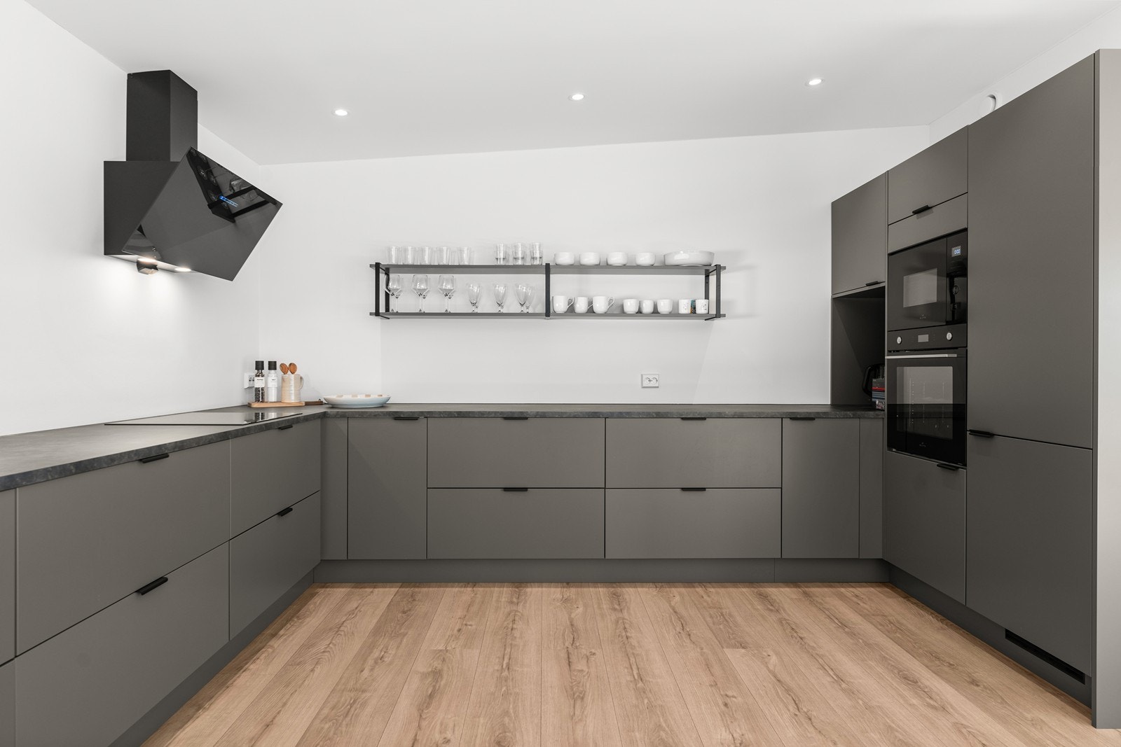 Godt med skap og skuffeplass Galleribilde