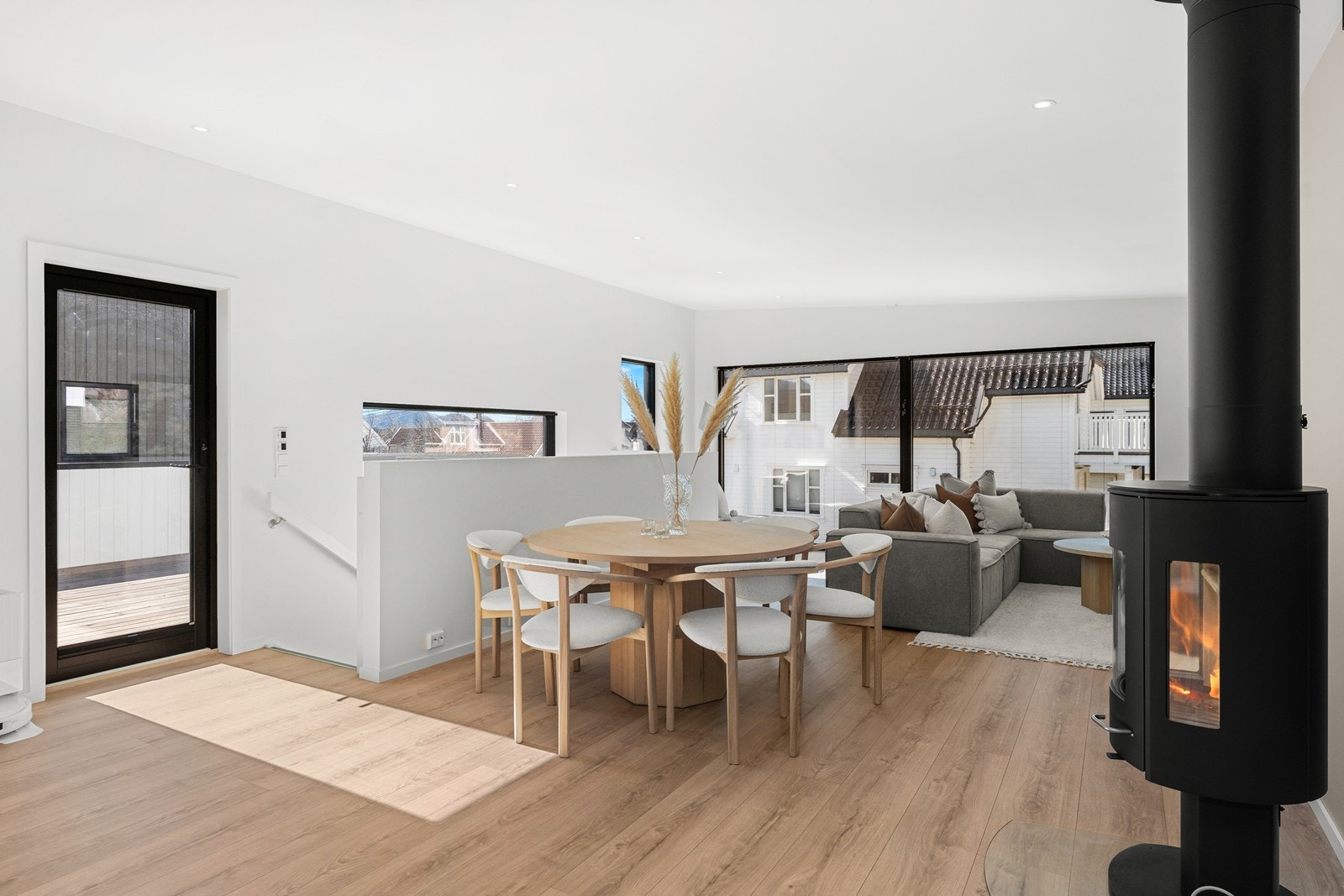 Lys og fin stue med åpen kjøkkenløsning Galleribilde