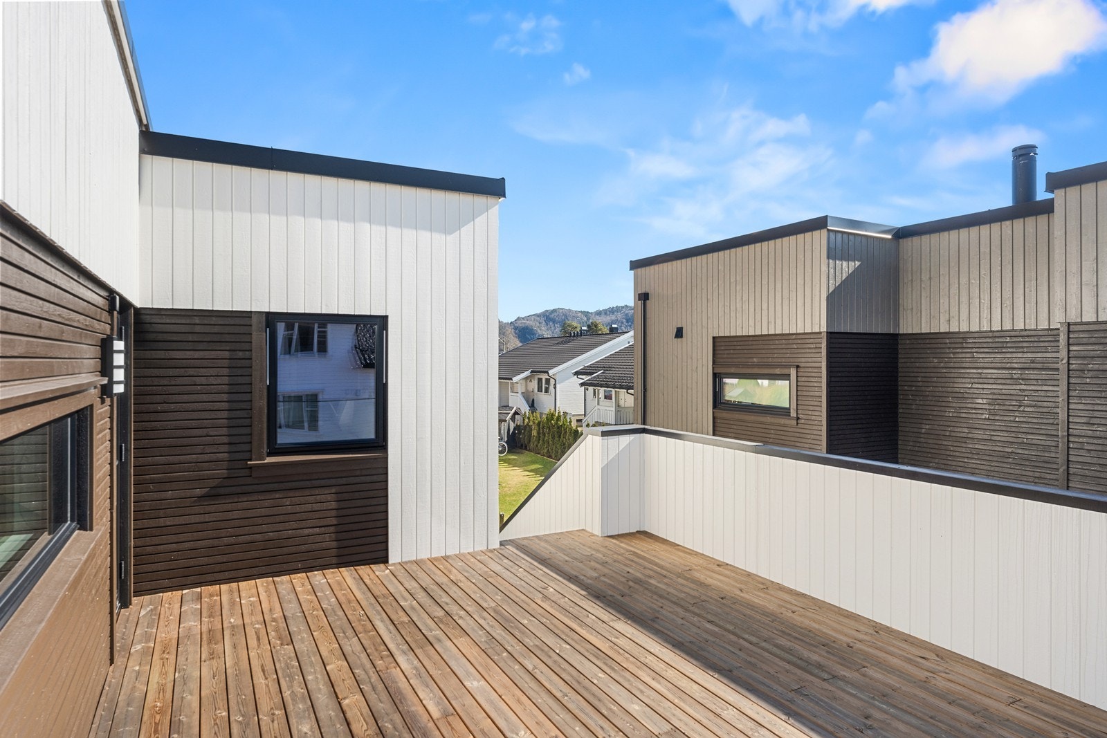 Romslig terrasse med gode solforhold Galleribilde