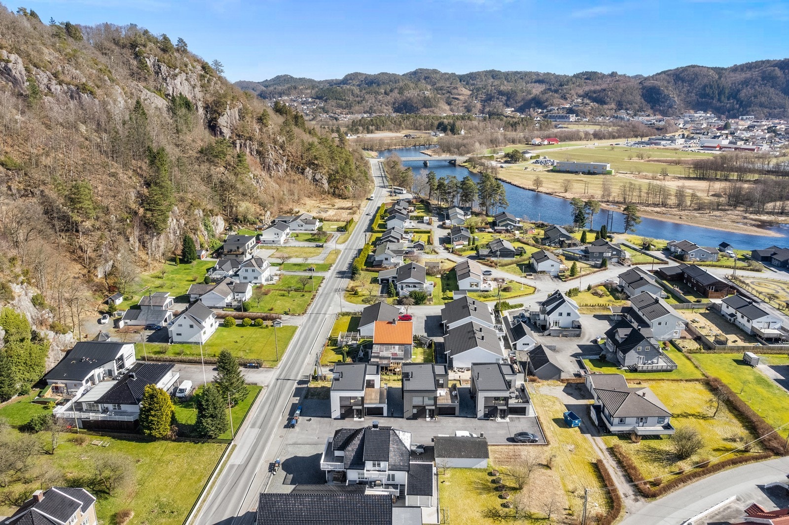 Boligen har en sentral beliggenhet på Årnes Galleribilde