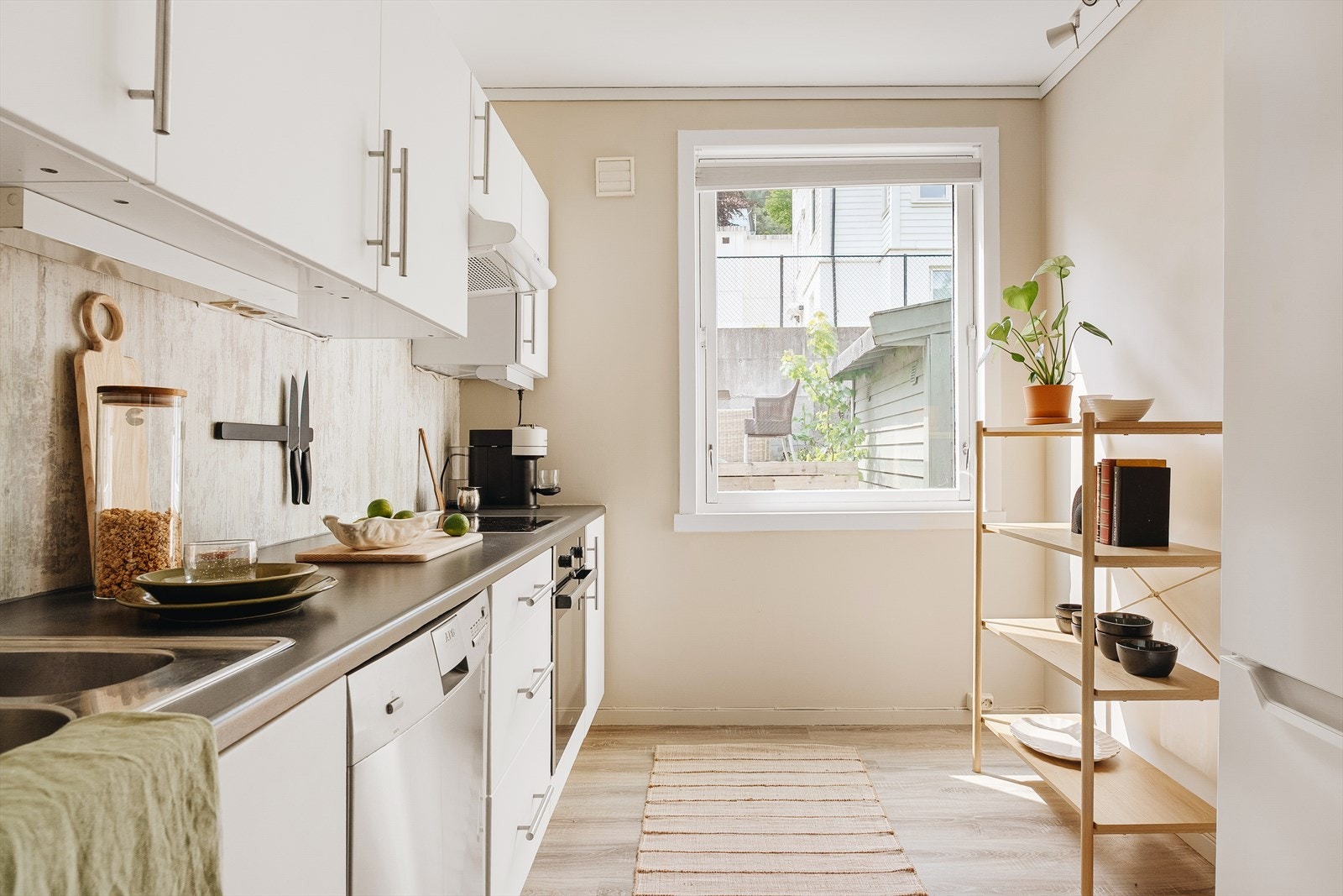 Pent og stilrent kjøkken med lyse slette fronter og laminat benkeplate. Alle hvitevarer følger med leiligheten. Galleribilde