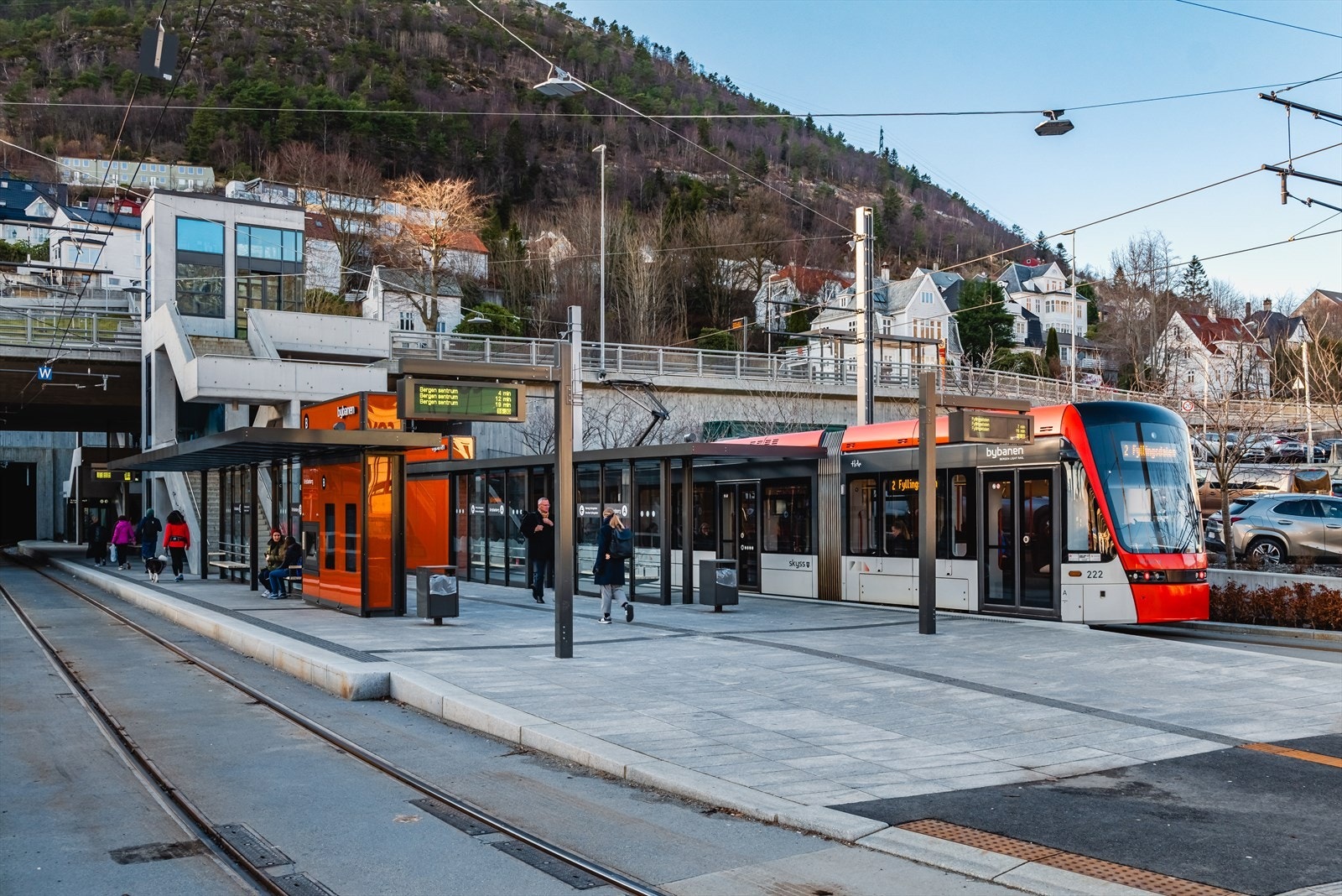 Gangavstand til bybanestoppet "Kristianborg", hvor linje 2 tar deg enten til Fyllingsdalen eller Sentrum. Galleribilde
