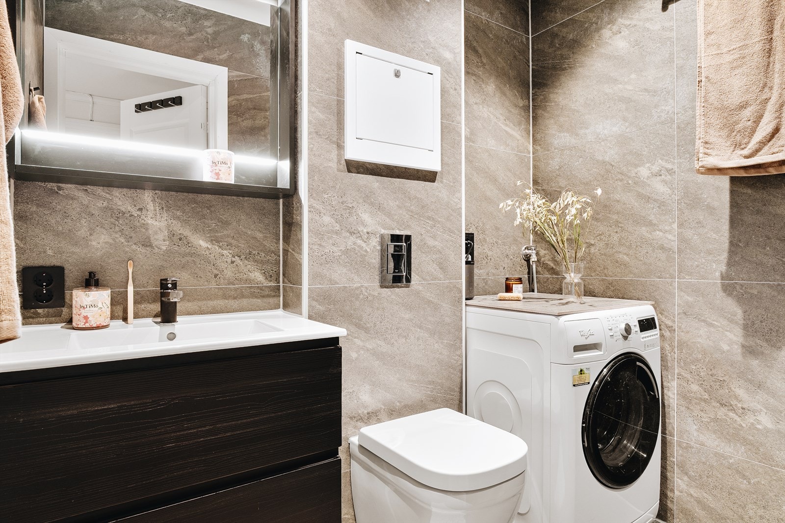 Badet har fått seg et skikkelig løft, og fremstår skikkelig lekkert og moderne etter oppussingen i 2024. Vaskemaskinen får du med på kjøpet! Galleribilde