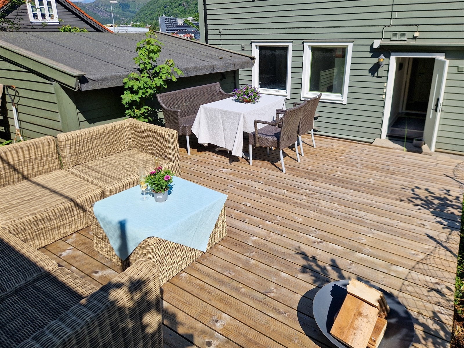 Beboerne i bygget har tilgang til en koselig terrasse på 21 kvm med gode solforhold. Galleribilde