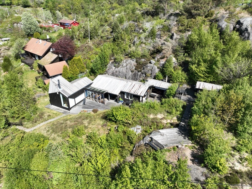 Hytta inneholder 4 soverom, lys og trivelig stue/kjøkken, toalettrom og dusjrom samt stue m/tekjøkken. Galleribilde