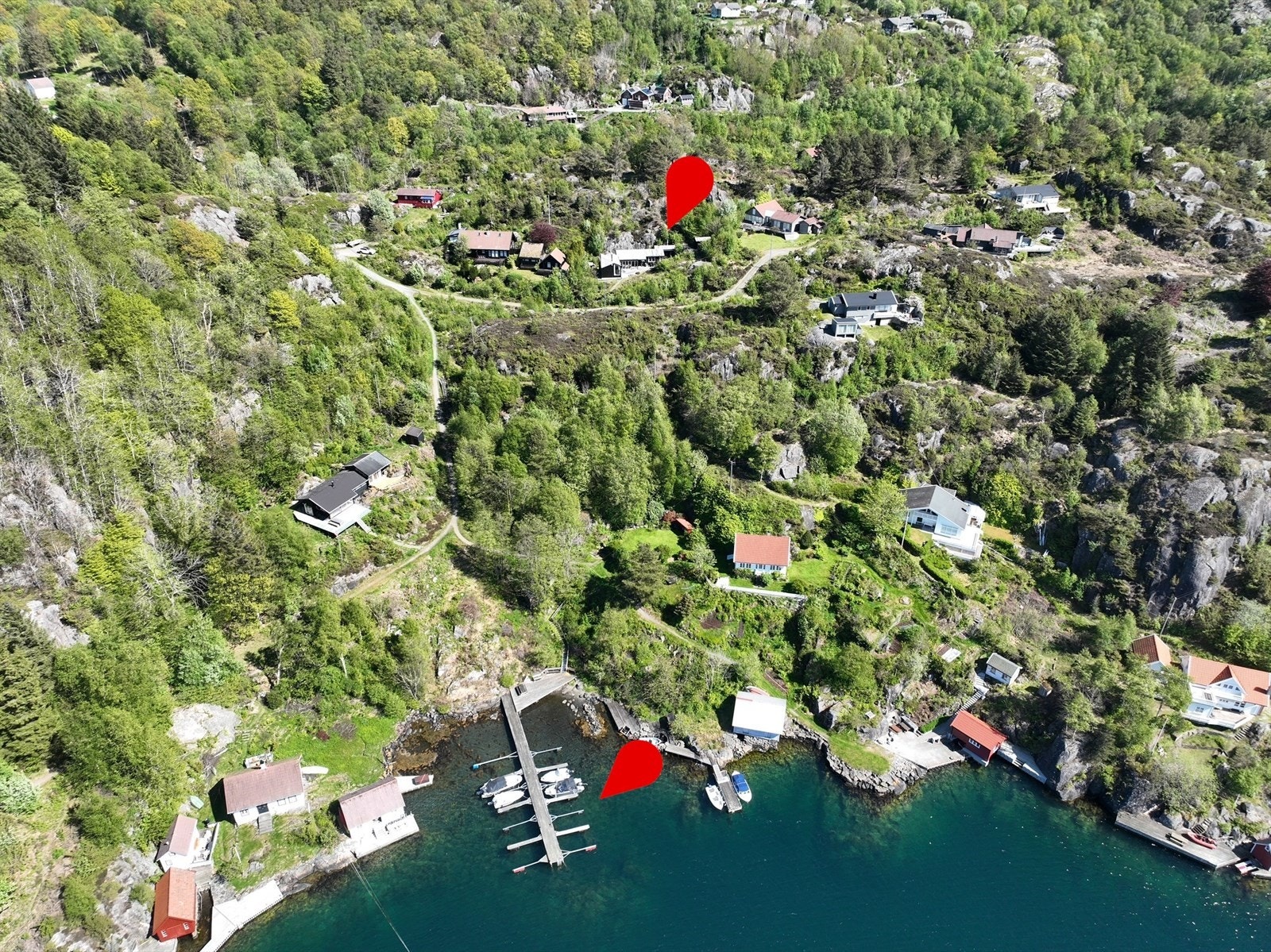 Velkommen til Rasvågveien 146! Eiendommen ligger til ved flotte Vågefjorden på øya Hidra like utenfor Flekkefjord! Galleribilde