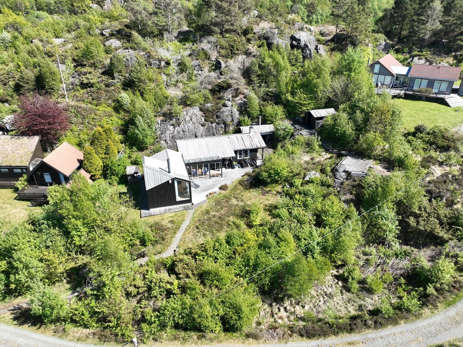 Boligen ble bygget i 1983, men har gjennomgått oppgraderinger og påbygg som gir et moderne preg. Galleribilde