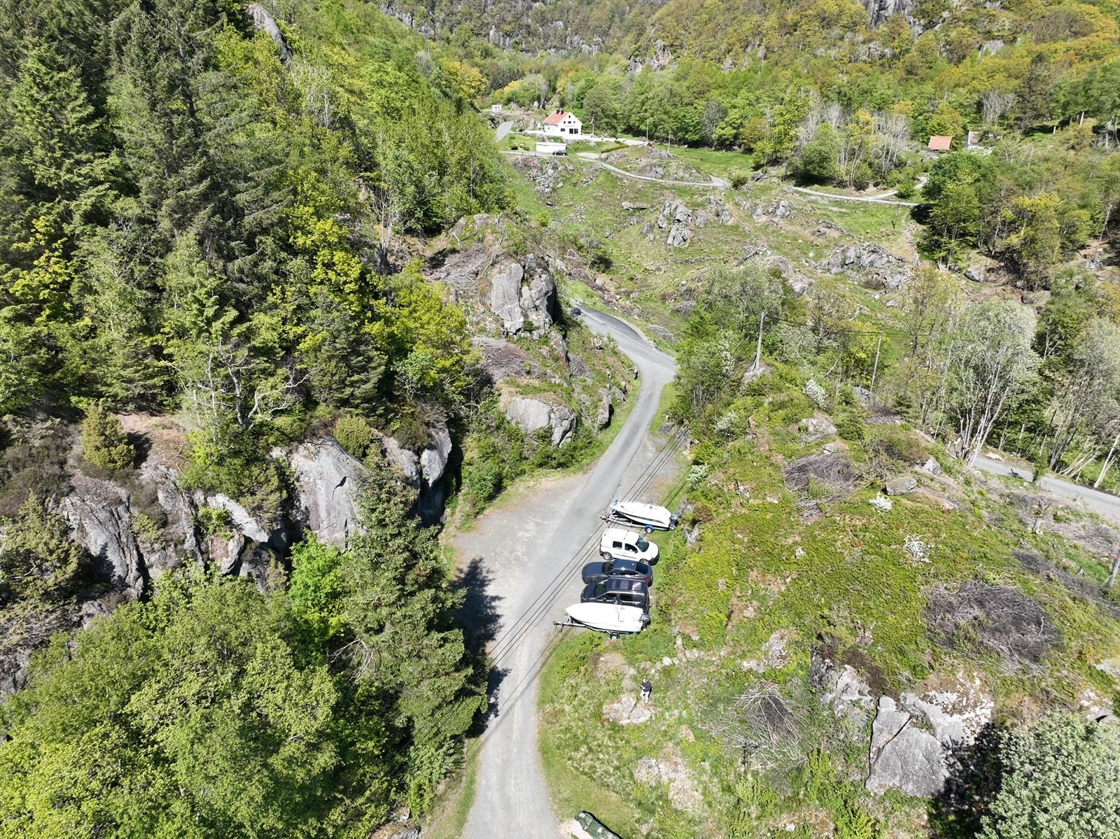 Parkerings område for hyttefelt. Selger har parkert på høyre side her, men det er ingen fast plass. Iht. selger kan det parkeres 2 biler. Galleribilde