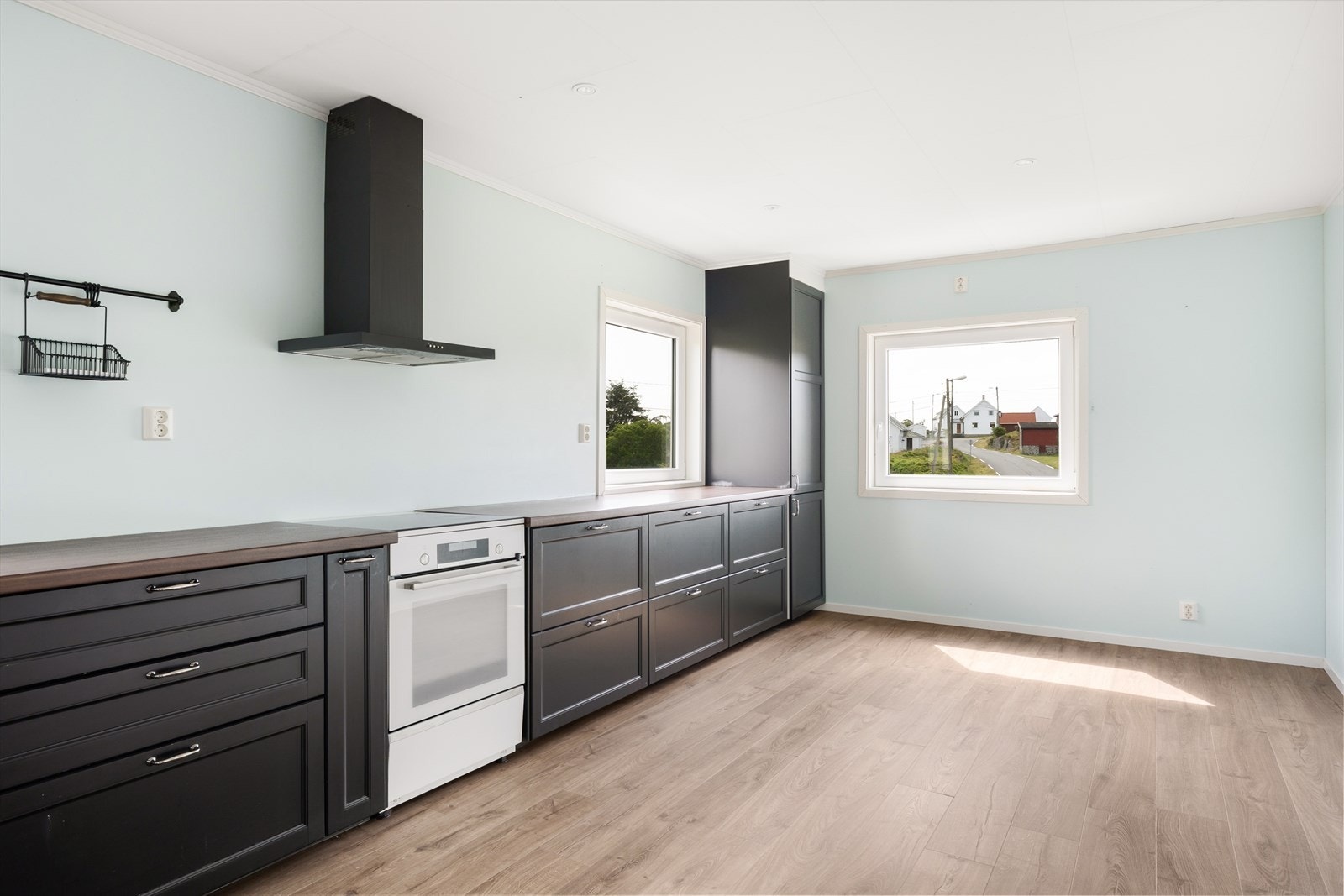 Kjøkkenet er av svært god størrelse, og er utført med glatte fronter og benkeplate av laminat. Her får du en funksjonell utforming, rikelig med skap- og benkeplass! Galleribilde