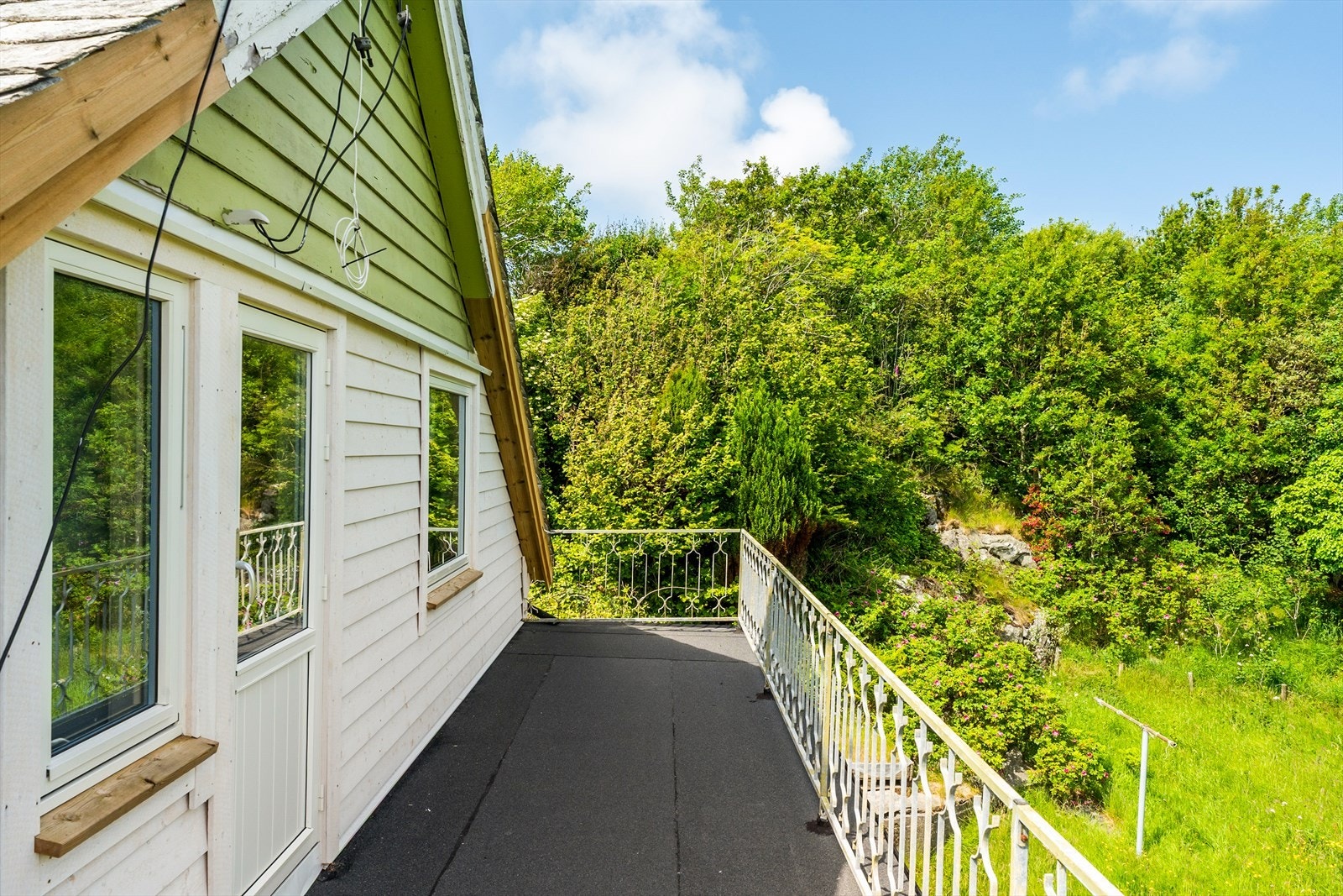 Balkongdøren ble skiftet i 2021, og vinduer til balkong ble skiftet i 2024. Også ny kledning på deler av huset. Galleribilde