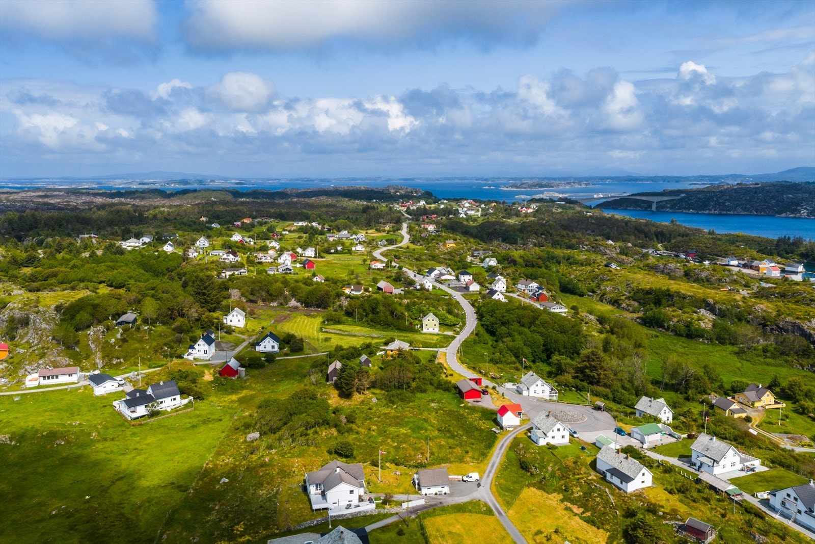 Eiendommen ligger flott til i naturskjønne omgivelser, og det er kun 2 minutter til nærmeste dagligvarebutikk, som for øvrig også er søndagsåpent! Galleribilde
