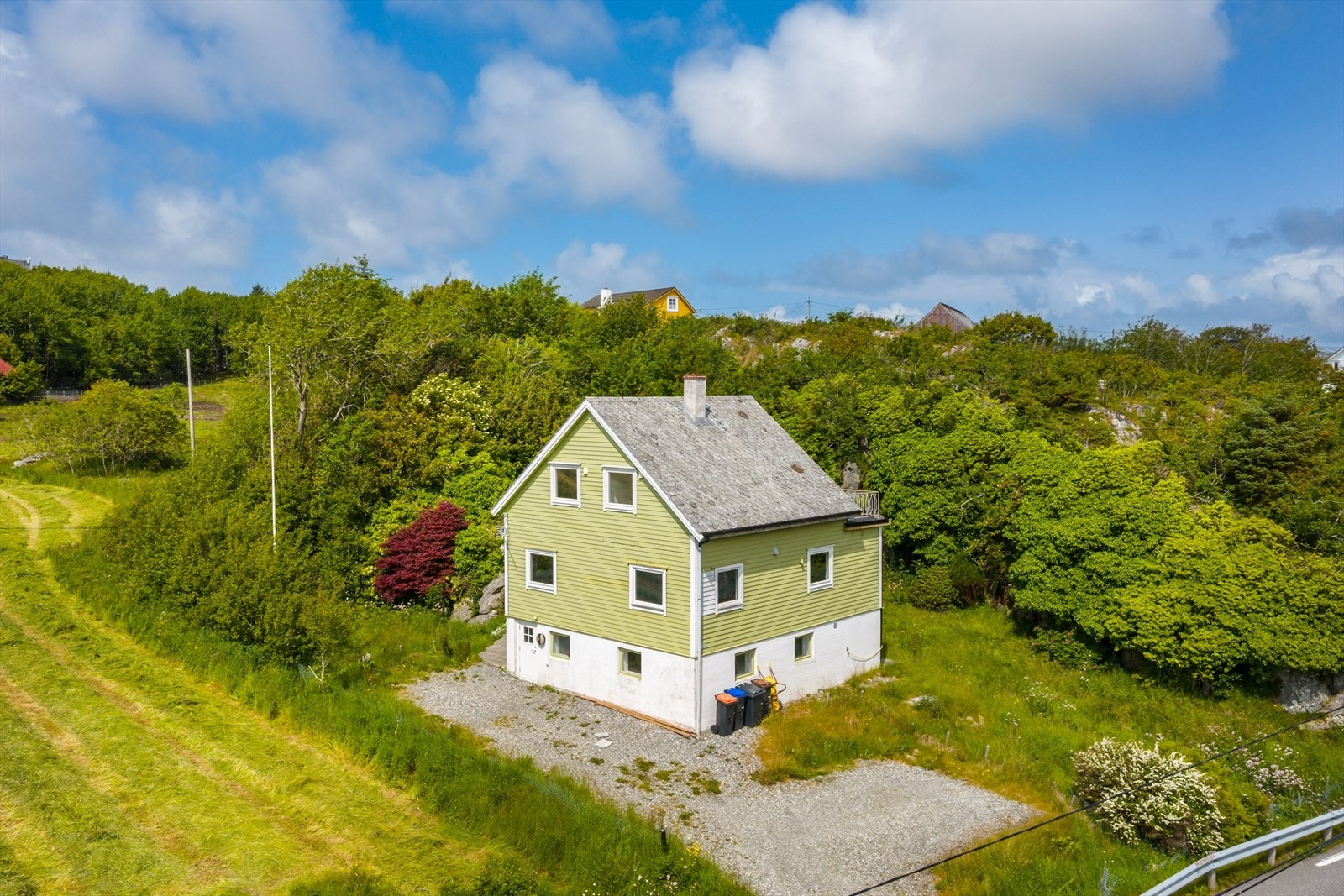 Eneboligen ligger like ved butikken på Stolmen i Austevoll, med nærhet til hav og natur. Galleribilde