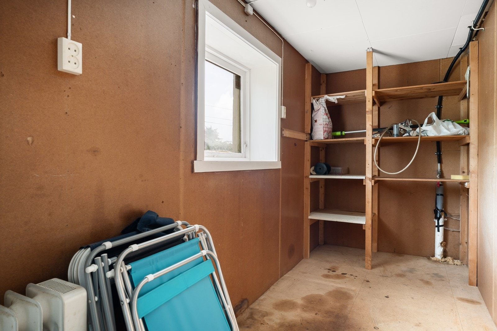 Godt med lagringsplass i bod i kjelleretasje Galleribilde