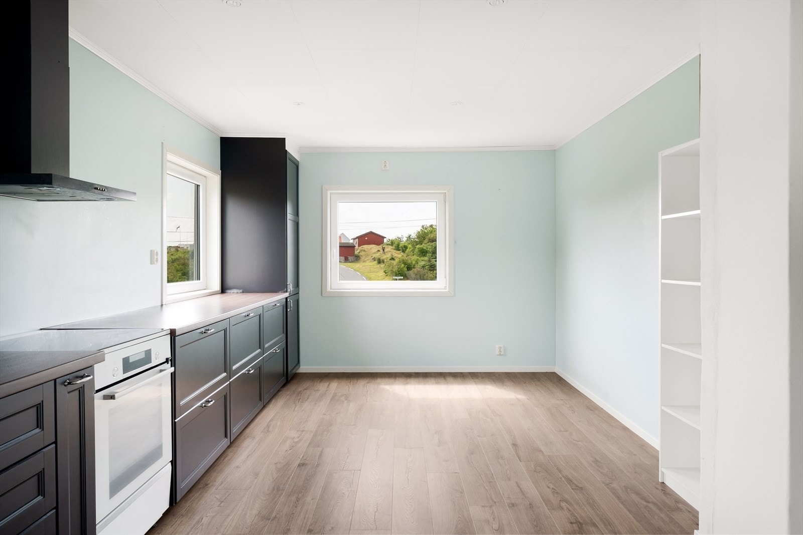 Rikelig med naturlig belysning gjør dette til et behagelig område å kokkelere i! Galleribilde