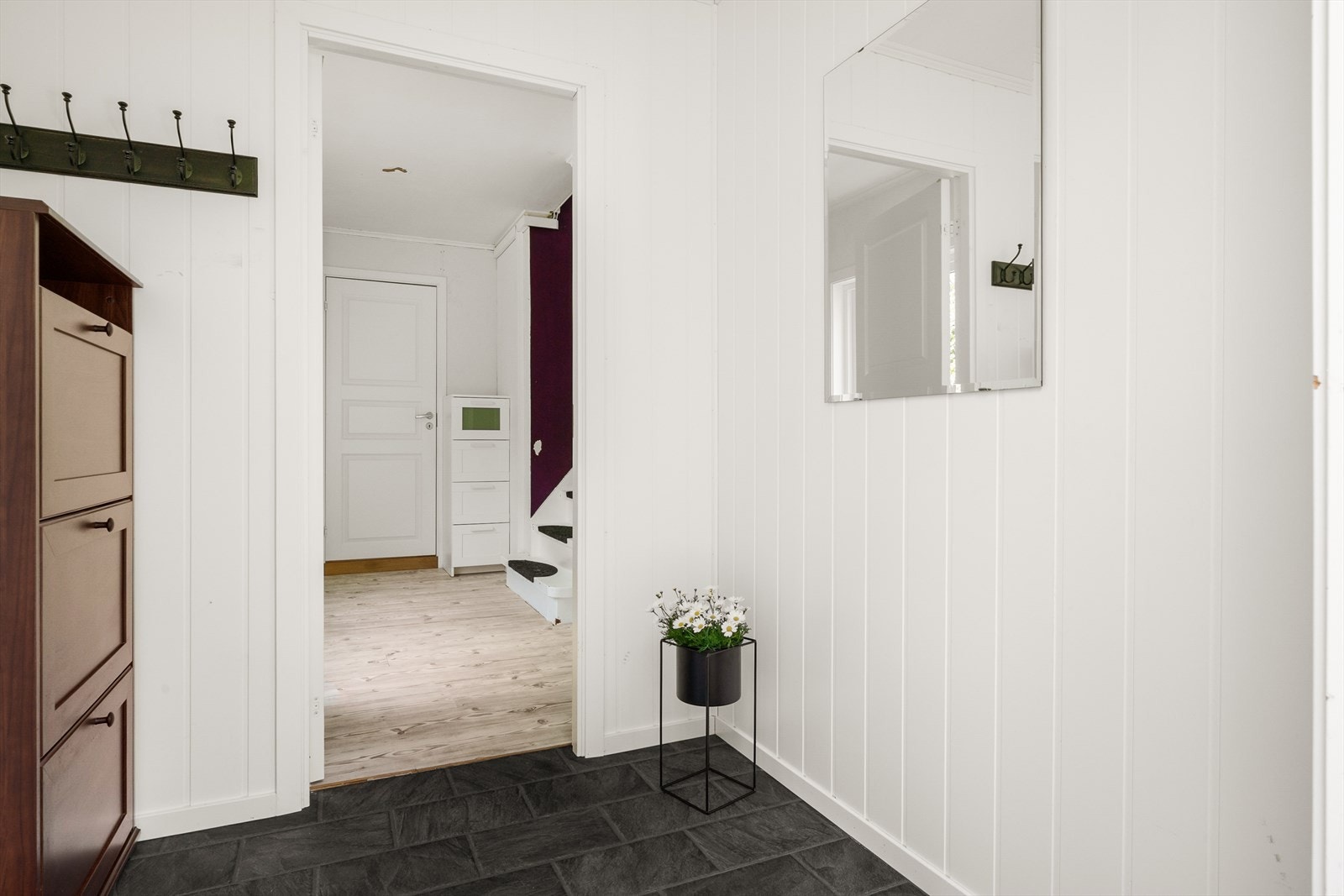 Gangen har god plass til oppbevaring av sko og yttertøy. Galleribilde