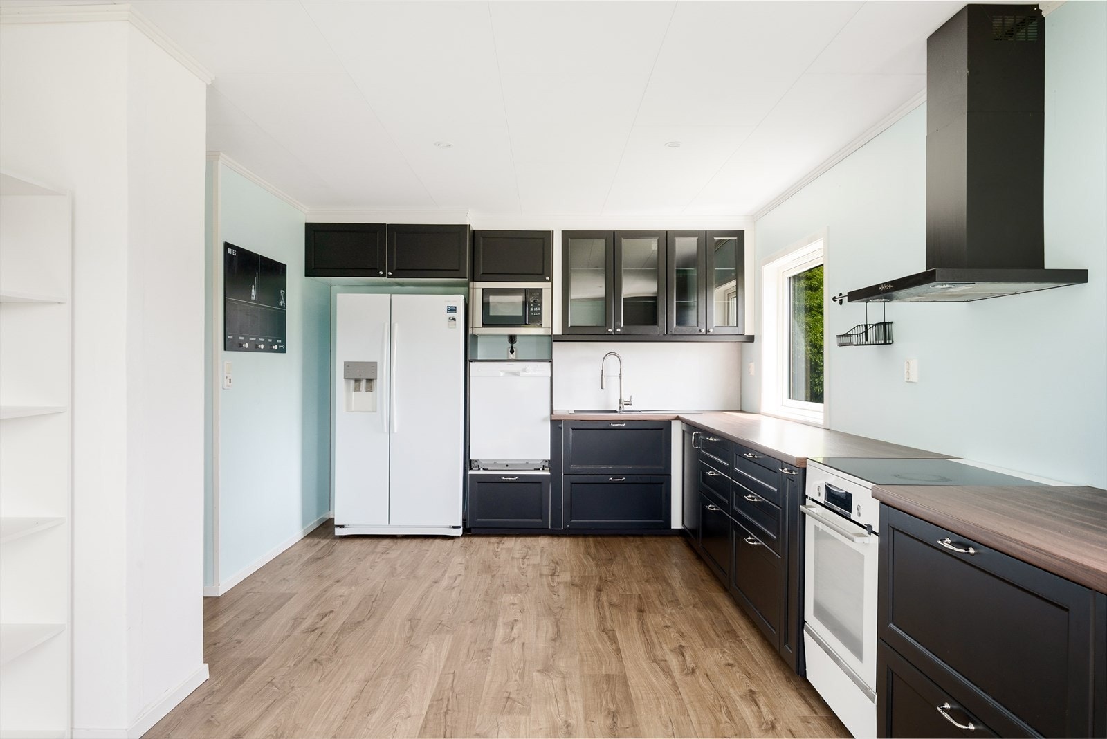 Kjøkkenet er stilrent med praktisk innredning fra IKEA. God plass til spisebord. Galleribilde