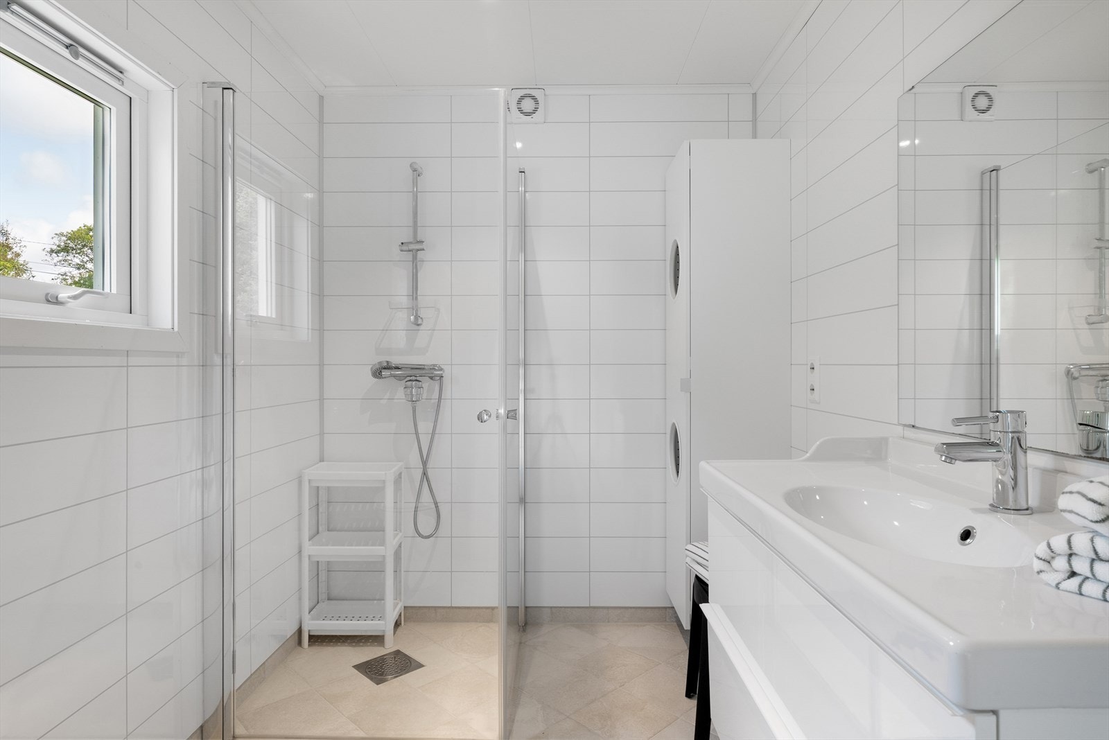 Badet ble totalrenovert i 2015, og inneholder tidsriktige kvaliteter med elektriske varmekabler i gulv. Galleribilde