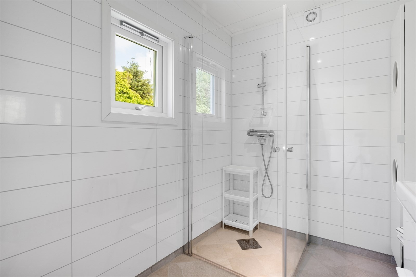 Badet er ellers utstyrt med nedfelt servant, toalett, dusj og opplegg for vaskesøyle. Galleribilde