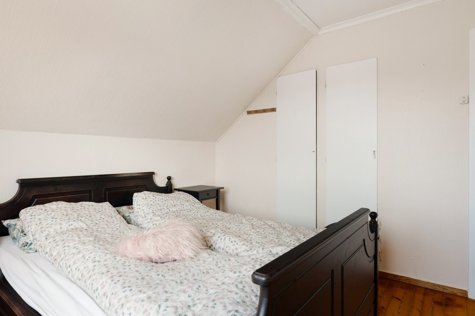 Hovedsoverommet har god plass til dobbeltseng og har innebygget gardelobeløsning. Galleribilde