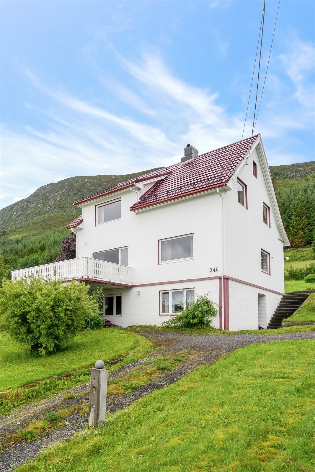 Beliggende på en pent beplantet tomt. Galleribilde