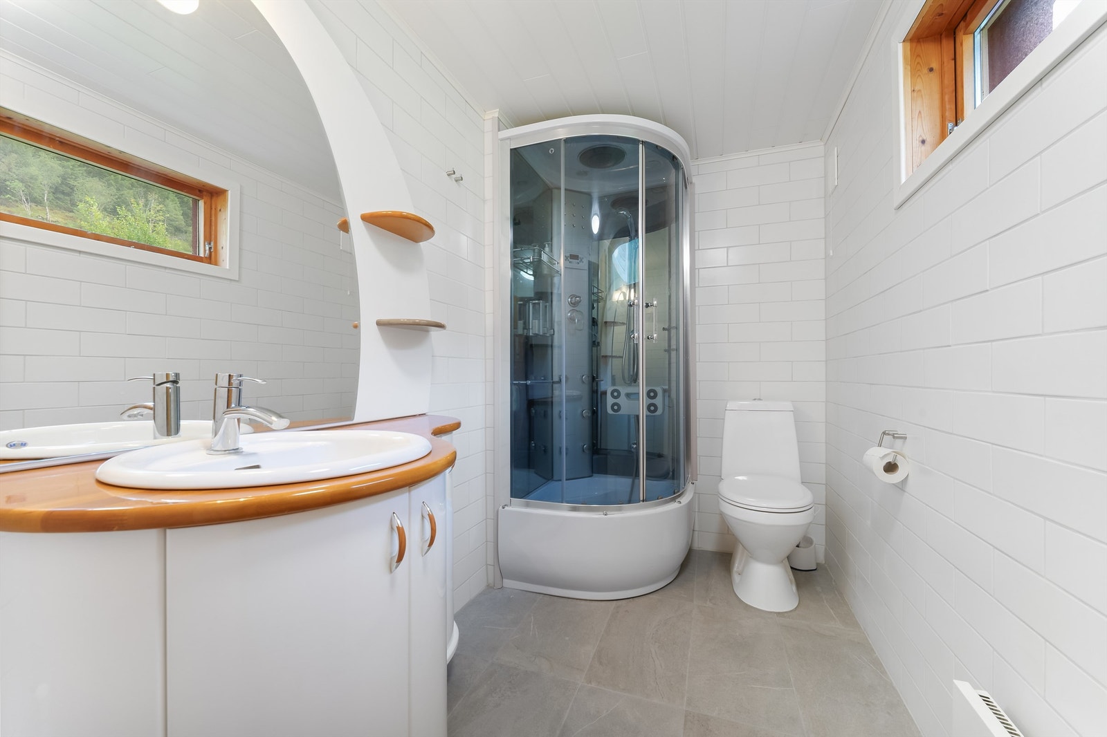 Bad med dusj og innredning. Galleribilde